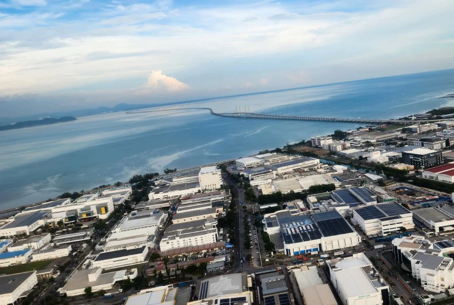 Gambaran taman perindustrian di Malaysia dengan pelbagai jenis dan saiz kilang untuk menunjukkan keperluan lesen yang berbeza bagi setiap operasi